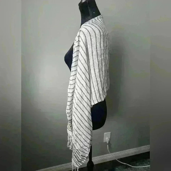 H&M Green and White Striped Scarf - Picture 4 of 4